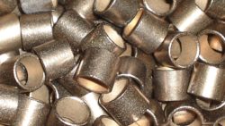 O Erro de Micrômetros que Custa Milhões: Por que a Usinagem de Precisão em Bronze Não é um Detalhe, é uma Necessidade